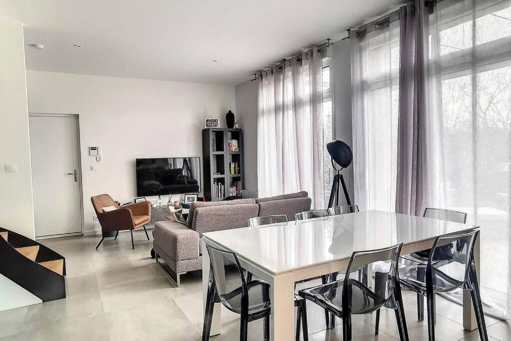 Duplex En Rez De Jardin Apartment Neuville sur Saone Bagian luar foto